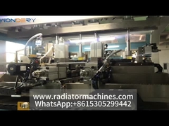 একটি রেডিয়েটর প্লাস্টিকের ট্যাঙ্ক ক্রাম্পিং মেশিন পরীক্ষা করা হচ্ছে